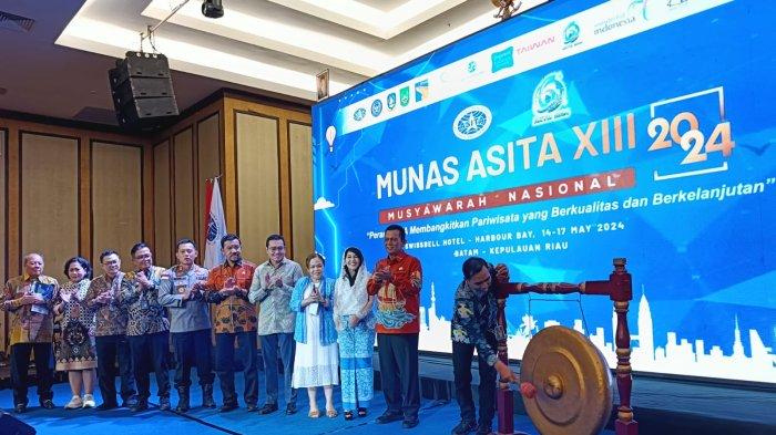 Prosesi pemukulan gong tanda pembukaan musyawarah nasional Asita di Batam, Kepulauan Riau, pada Kamis (16/5/2024).
