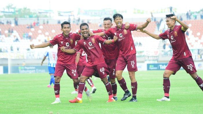 Punggawa Sriwijaya FC merayakan pesta kemenangan atas tamunya PSPS Riau di Stadion Gelora Sriwijaya Jakabaring Palembang, Minggu (8/10/2023) dengan skor 4-2