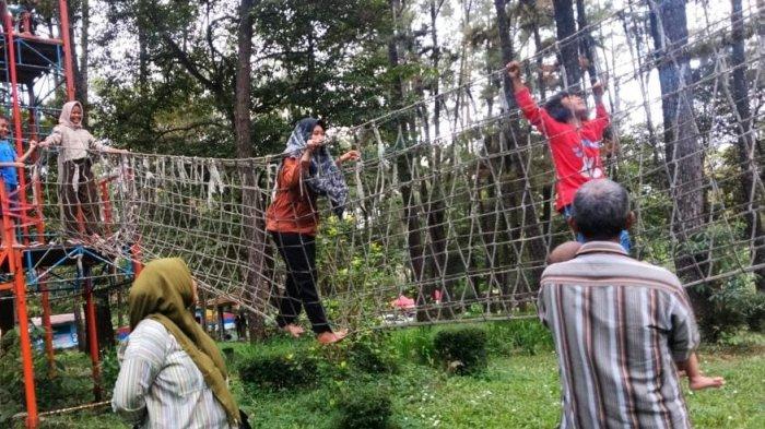 Sejumlah warga mengajak serta keluarga dan sahabatnya mengisi liburan Idul fitri, mengunjungi wisata hutan punya kayu di Jalan Kolonel H Barlian KM 6,5 Palembang,  Minggu (23/4/2023)