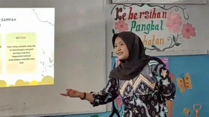 Putri Rismantia, Guru SD Negeri 17 Talang Ubi meraih juara pertama pada ajang kompetisi South Asian Waste Hero Award kategori jenjang Sekolah Dasar se-Asia Tenggara.