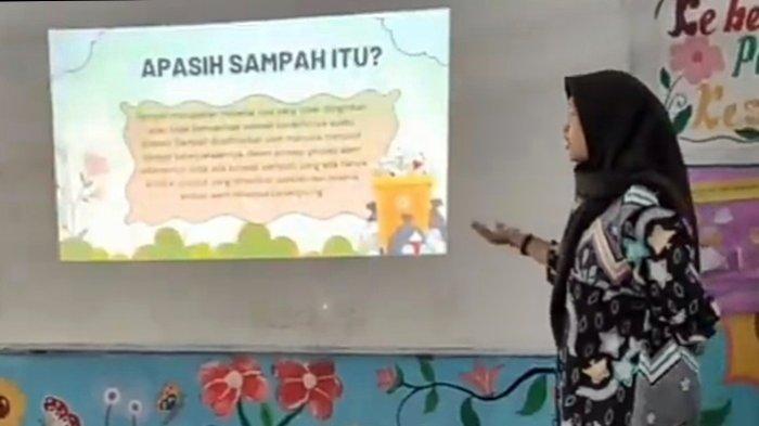 Putri Rismantia, Guru SD Negeri 17 Talang Ubi meraih juara pertama pada ajang kompetisi South Asian Waste Hero Award kategori jenjang Sekolah Dasar se-Asia Tenggara.