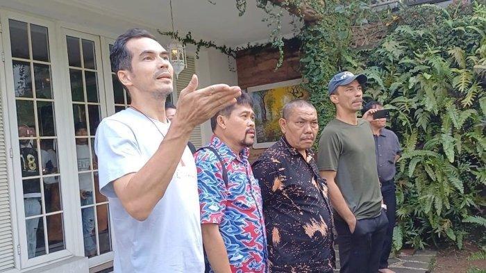 RUMAH BATAL DIBONGKAR - Atalarik Syach saat berdialog dengan perwakilan dari PT Sapta yang ingin melakukan eksekusi rumahnya di kawasan Cibinong Kabupaten Bogor, Jawa Barat, Jumat (16/5/2025). Kini rumah Atalarik Syach batal dibongkar usai sepakat bayar DP Rp 300 juta untuk pembebasan lahan.