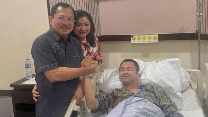 Raffi Ahmad tampak terbaring lemas di atas ranjang rumah sakit.