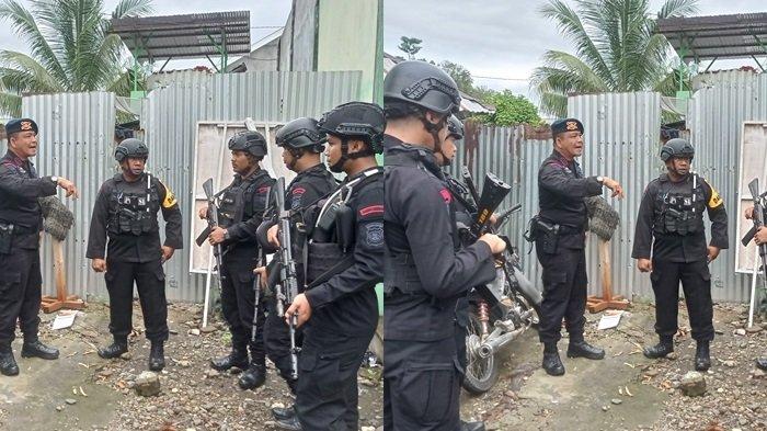 Brimob Polda Sumsel siaga mengamankan jalannya rapat pleno terbuka rekapitulasi hasil penghitungan perolehan suara tingkat Kabupaten Musi Rawas Utara (Muratara) pada Pemilu 2024, Sabtu (2/3/2024).
