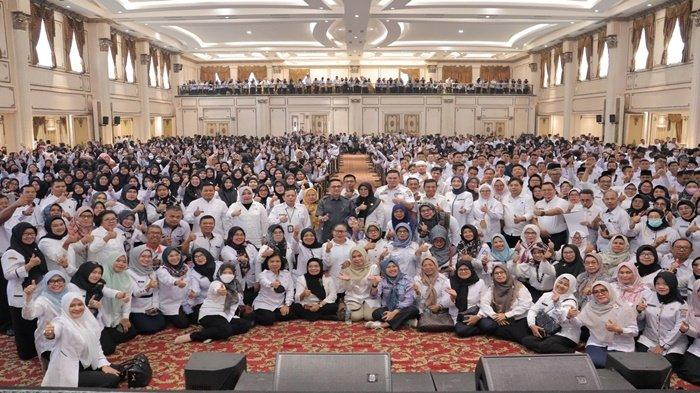 Ribuan guru Pemerintah dengan Perjanjian Kerja (PPPK) 2022 merasa lega, setelah aspirasi mereka ditampung oleh Pj Waliko Ratu Dewa, Rabu (18/10/2023) di The Sultan.