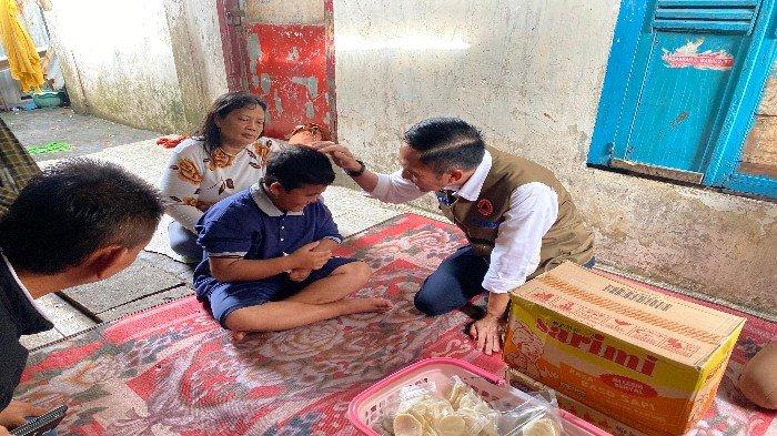 Pj Walikota Palembang Ratu Dewa saat berkunjung ke rumah M Rizki Aditya bocah yang viral jualan demi Nafkahi ketiga adiknya, Selasa (30/1/2024)