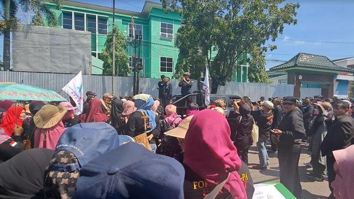 Ratusan warga Kompleks Sasana Patra dan Patra Abadi Tegal Binangun ancam akan kembali lakukan aksi demo yang lebih besar di Kantor Guburnur Sumsel bila keinginan mereka tidak dipenuhi, Rabu (26/7/2023)