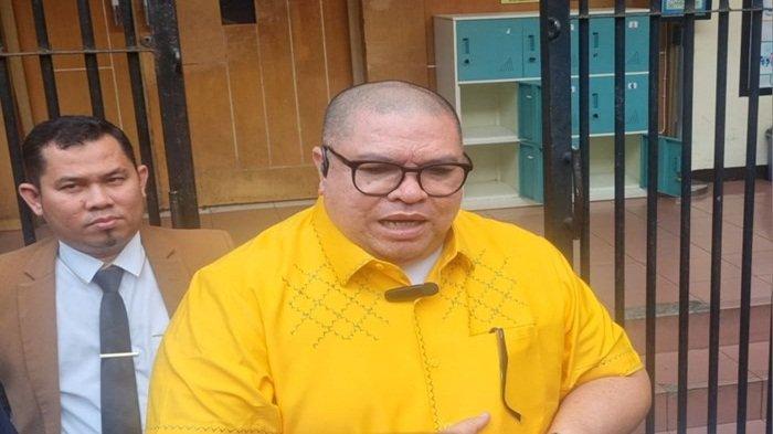 RAZMAN ANCAM LOLLY - Pengacara Razman Nasution menyambangi Rutan Narkoba Polda Metro Jaya, Kamis (13/3/2025). Razman Nasution ancam anak Nikita Mirzani, takut jadi bahan olokan Lolly