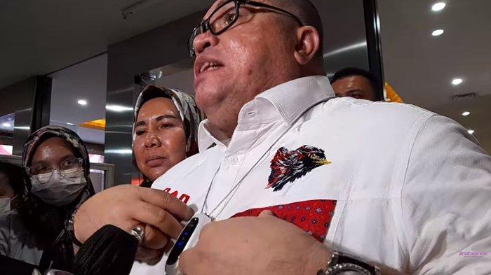 Razman Nasution ditemani istri pertamanya mengaku tidak takut melawan Hotman Paris