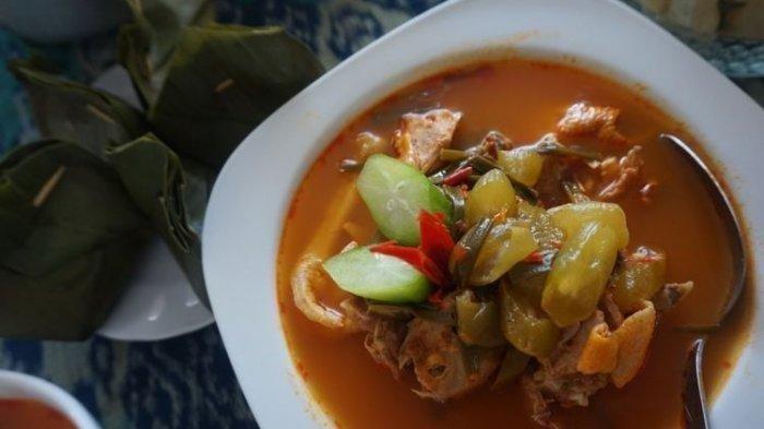Ilustrasi sajian ayam kesrut, kuliner khas Banyuwangi yang cocok untuk menu makan siang enak.