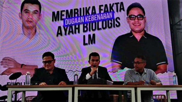 HUBUNGAN REVALINO - AYAH BIOLOGIS - Pria bernama Revelino mengklaim anak yang dilahirkan Lisa Mariana adalah darah dagingnya atau hasil hubungan diluar nikah dengan Lisa, bukan anak dari Ridwan Kamil. Hal itu disampaikan oleh tim kuasa hukum Revelino, Fikri Wijaya dan Elmani ketika ditemui di kawasan Kabupaten Tangerang, Banten, Kamis (17/4/2025). Revelino akui pernah berhubungan, ungkap tanda tahi lalat di tubuh Lisa Mariana