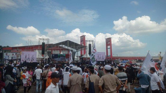 Ribuan pendukung pasangan calon (Paslon) Presiden- Wakil Presiden nomor urut 1 Anies Baswedan- Muhaimin Iskandar (AMIN), Kamis (25/1/2025) siang sudah mulai mematadi Plaza Benteng Kuta Besak (BKB) Palembang
