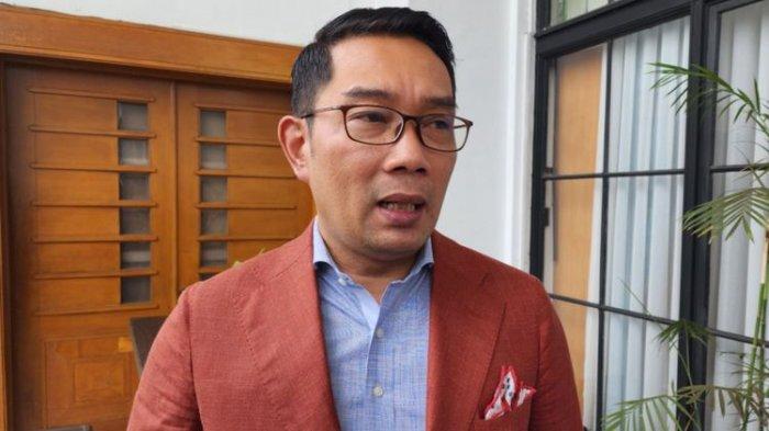 BONGKAR TABIAT RK - Gubernur Jawa Barat Ridwan Kamil (RK) saat diwawancarai media di Gedung Sate, Kota Bandung, Jawa Barat, Senin (24/10/2022). Kini tetangga bongkar tabiat Ridwan Kamil usai isu dengan Lisa Mariana viral.