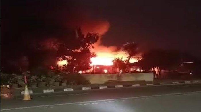 Rumah Dinas Dansat Brimob Polda Sumsel yang berlokasi di Jalan Demang Lebar Daun  terbakar pada Senin (24/7/2023) dinihari.
