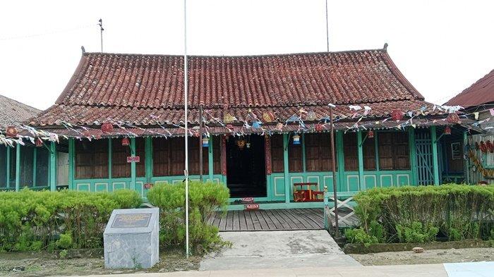 Rumah Ong Boentjit yang teletak di Loro Saudargar Yucing Kelurahan 3-4 Ulu Kecamatan Seberang Ulu I Kota Palembang ini berusia 300 tahun.