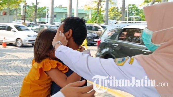 SA (8) digendong ayahnya menuju ruang pemeriksaan MRI di Rumah Sakit PHC Surabaya, Rabu (20/9/2023). SA merupakan siswi kelas 2 SDN 236 Gresik yang disebut-sebut mengalami risiko kebutaan, usai matanya dicolok tusuk bakso oleh kakak kelasnya.