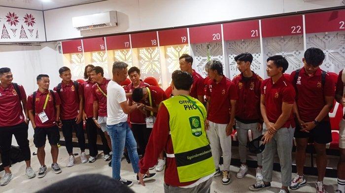 SALAMI PEMAIN - Head coach Hendri Susilo menyalami satu per satu pemain di Loker Room Stadion Gelora Sriwijaya Jakabaring Palembang, Sumatera Selatan, Senin (10/2/2025). Hal ini sebagai ucapan terima kasih telah berjuang hingga Sriwijaya FC mengalahkan PSMS Medan 1-0 dan lolos degradasi.