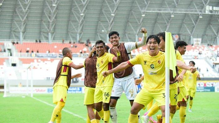 Para punggawa Tim Sriwijaya FC merayakan kemenangan usai menundukkan Sada Sumut FC dengan skor 3-1 pada pertandingan pekan ketiga Grup A Zona Play Off Degradasi Pegadaian Liga 2 Indonesia di Stadion Gelora Sriwijaya Jakabaring Palembang, Selasa (16/1/2024).