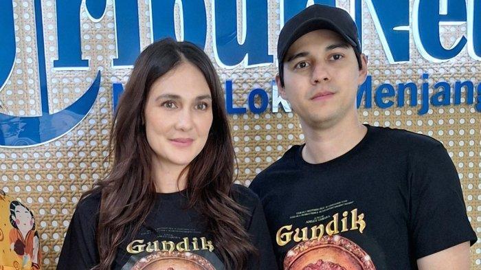 PASANGAN LUNA MAXIME - Maxime Bouttier dan Luna Maya di Redaksi Wartakotalive.com, Palmerah, Jakarta Pusat, Rabu (9/4/2025). Sadar diri Luna Maya lebih kaya, Maxime Bouttier peringatkan istrinya