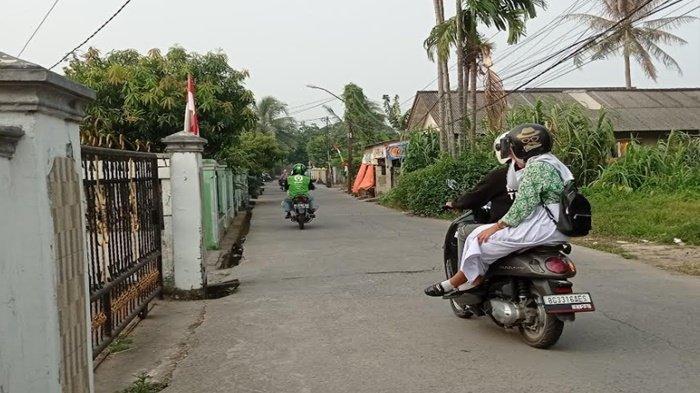 Salah satu driver online yang tetap beroperasi di kawasan Sako Baru Palembang, Kamis (29/8/2024).