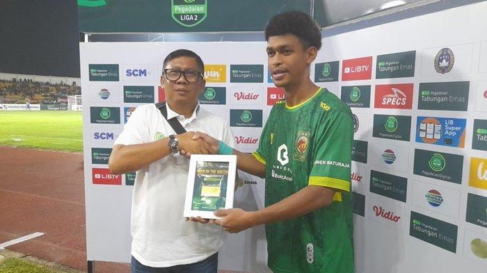 Winger muda Fransiskus Alesandro Nimo Olepue dinobatkan sebagai Man of Match usai laga Sriwijaya FC berhasil mengalahkan PSPS Riau 0-1 di Stadion Kaharuddin Nasution Pekan Baru, Kamis (30/11/2023) malam.