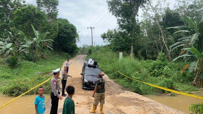 Satlantas Polres PALI pasang Police Line di Jembatan Sungai Pabil pada jalan alternatif PALI - Mura yang kondisinya mengkhawatirkan dan rawan banjir