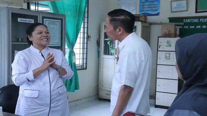 Sekertaris Kota Palembang Ratu Dewa ketika sedang berkomunikasi dengan salah seorang perawat pasca libu lebaran Idul Fitri 1444 H.