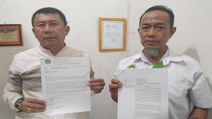 Sekretaris Umum APPSI Sumsel Irwansyah Masri didampingi Ketua Komisariat APPSI Pasar 16 Ilir menunjukkan gugatan yang didaftarkan ke Pengadilan Negeri Palembang,  Senin (9/9/2024).