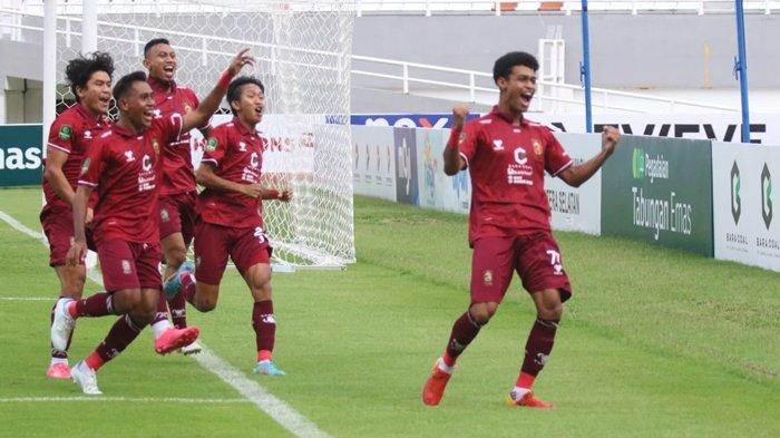 Beberapa pemain Sriwijaya FC mengiringi winger Fransiskus Alesandro melakukan selebrasi usai mencetak saat ditahan imbang PSMS Medan dengan skor 2-2 pada laga pamungkas Medan di Stadion Gelora Sriwijaya Jakabaring Palembang, Minggu (17/12/2023).
