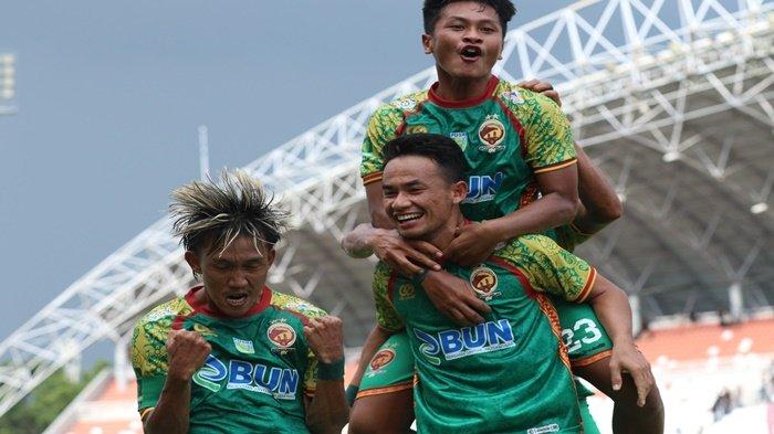 Selebarasi gol Sriwijaya FC oleh Fachri Ruzzaman Alhayani ke gawang Nusantara United menit 29 laga lanjutan Playoff Degradasi Pegadaian Liga 2 2024/25, di Stadion Gelora Sriwijaya Jakabaring, Jumat (23/1/2025).