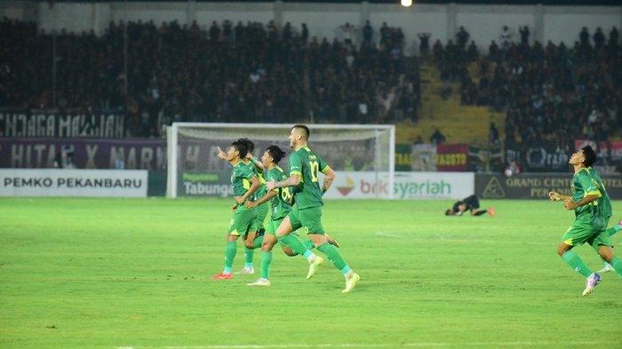 Selebrasi para pemain usai penyerang Sriwijaya FC Yevhen Bokhashvili mencetak gol kemenangan atas PSPS Riau di Stadion Kaharuddin Nasution Pekanbaru, Kamis (30/11/2023) malam.