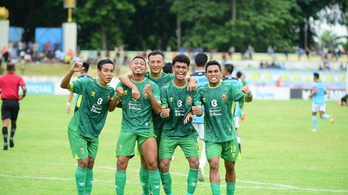 Punggawa Sriwijaya FC melakukan selebrasi usai menundukkan Perserang dengan skor 0-3 di Stadion Maulana Yusuf, Serang laga kedua babak play-off degradasi Liga 2 2023/24, Jumat (12/1/2024).