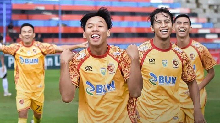 SELEBRASI - Selebrasi Muhammad Fadly usai mencetak gol ke gawang Nusantara United FC, pada pertandingan antara Sriwijaya FC melawan Nusantara United FC, pada Sabtu (15/2/2025), di stadion Kebo Giro Boyolali, Kec. Cepogo, Kabupaten Boyolali, Jawa Tengah.  Sriwijaya FC harus mengakui keunggulan Macan dahan Borneo setelah pertandingan usai dengan skor2-1 untuk kemenangan Nusantara United FC.