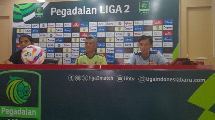 PRESS CONFERENCE - Hendri Susilo, pelatih Sriwijaya FC (tengah), bersama Muhammad Fadly (Kanan) saat pre match press conference jelang laga menghadapi PSMS Medan di Stadion Gelora Sriwijaya Jakabaring Palembang, Minggu (9/2/2025). Laga Sriwijaya FC melawan PSMS Medan akan berlangsung, Snein (10/2/2025) pukul 15.30.