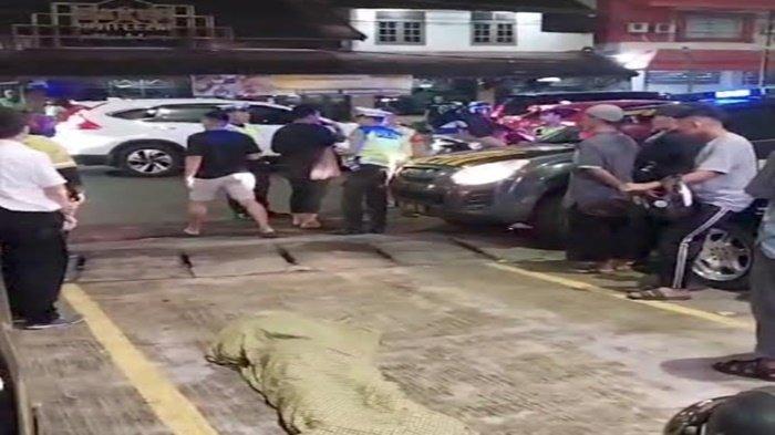 Seorang wanita tewas dalam kecelakaan lalu lintas dan terlindas truk di Jalan  AKBP Cek Agus usai menghindari sebuah lubang, Senin (22/4/2024) sekitar pukul 21:15 WIB.