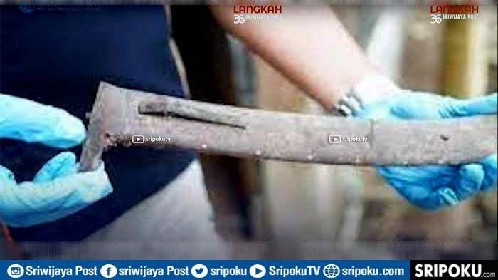 Penyidik Polda Jabar menemukan serangka golok saat olah TKP kasus pembunuhan ibu dan anak di Subang, Selasa (24/10/2023).