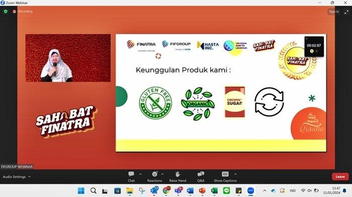 Sesi presentasi oleh salah satu peserta UMKM yang menjelaskan ide kreatifnya kepada dewan juri.
