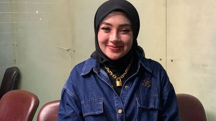 TANGGAPAN SHELLA SAUKIA - Shella Saukia saat ditemui di kawasan Menteng, Jakarta Pusat, Rabu (22/1/2025). Shella Saukia seret nama Dokter Oky diduga otak kasus pemerasaan, kuak peran Nikita Mirzani.