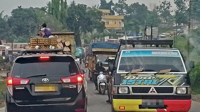 Simpang Sungai Rengit, salah satu titik rawan macet di Jalintim Palembang-Betung, Rabu (20/12/2023).