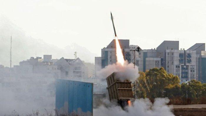 Sistem anti-rudal Iron Dome milik Israel di kota Ashdod saat mencegat sebuah roket yang diluncurkan dari Jalur Gaza, pada Senin (17/5/2021).
