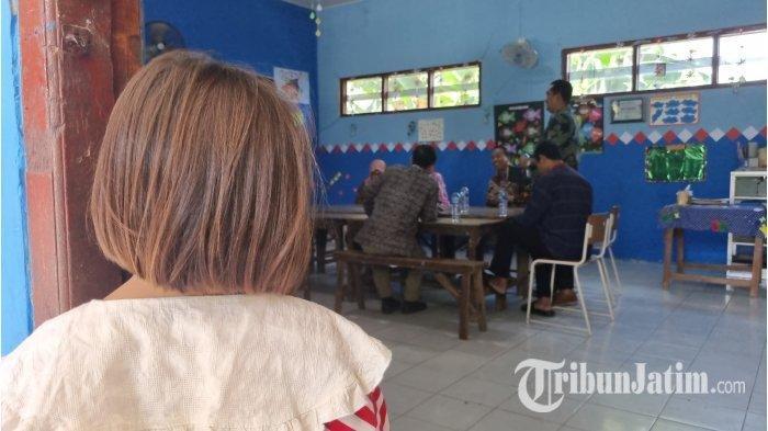Siswi SD di Gresik buta dicolok tusuk pentol, SAH, melihat proses mediasi di ruang kelas SDN 236 Gresik, Sabtu (16/9/2023).