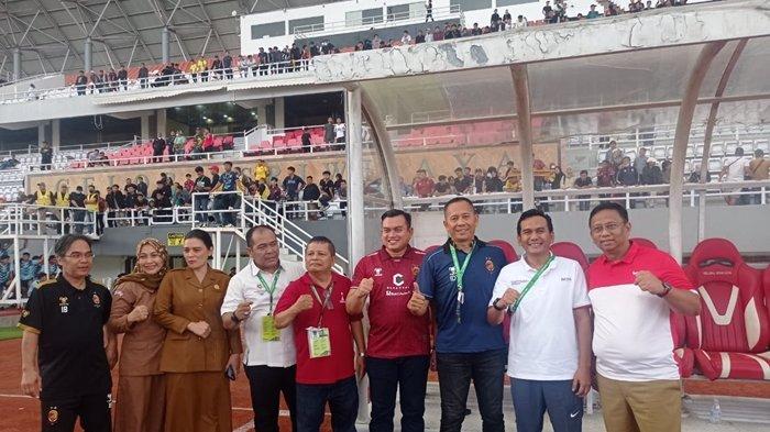 Manajer Tim Sriwijaya FC H Hendriansyah ST MSi, Pj Gubernur Sumatera Selatan Dr Agus Fatoni diwakili Kadispora Sumsel H Rudi Irawan SSos MSi, Dirut RSUD Siti Fatimah Az-Zahra Provinsi Sumatera Selatan dr. Syamsuddin Isaac Suryamanggala, Sp.OG, Dirtek SFC Indrayadi, Sekretaris PT SOM Faisal Mursyid berfoto bareng tim Sriwijaya FC usai menundukkan Sada Sumut FC dengan skor 3-1 di Stadion Gelora Sriwijaya Jakabaring Palembang, Selasa (16/1/2024).