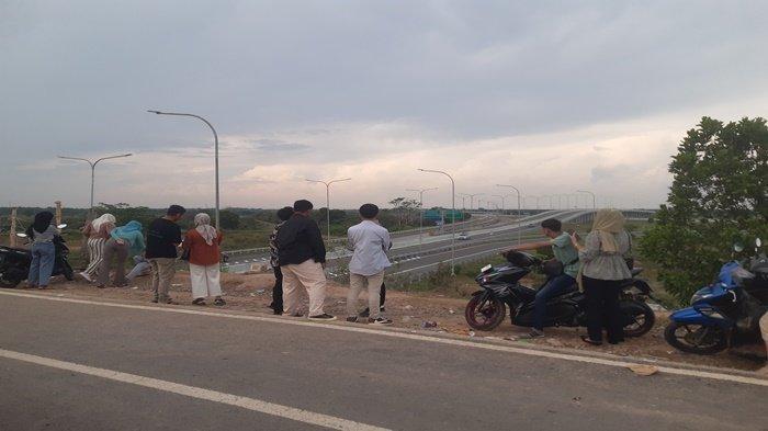 Situasi di atas jembatan Desa Palem Raya, Ogan Ilir, yang ramai dikunjungi muda-mudi pada Minggu (6/10/2024) petang.