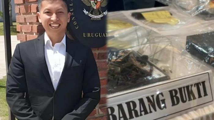 KONDOM DAN PELUMAS - Polda Metro Jaya memamerkan sejumlah barang bukti yang dikumpulkan selama proses penyelidikan kematian Arya Daru Pangayunan (ADP), seorang diplomat muda Kementerian Luar Negeri (Kemlu) yang ditemukan tewas dengan kepala terlilit lakban kuning. Di atas meja yang ditutup kain putih di Aula Satya Haprabu, Gedung Direktorat Reserse Kriminal Umum (Ditreskrimum) Polda Metro Jaya, Selasa (29/7/2025), jelang pelaksanaan jumpa pers yang dijadwalkan pukul 14.30 WIB, barang bukti ini ditampilkan, diantaranya ada kondom dan pelumas.