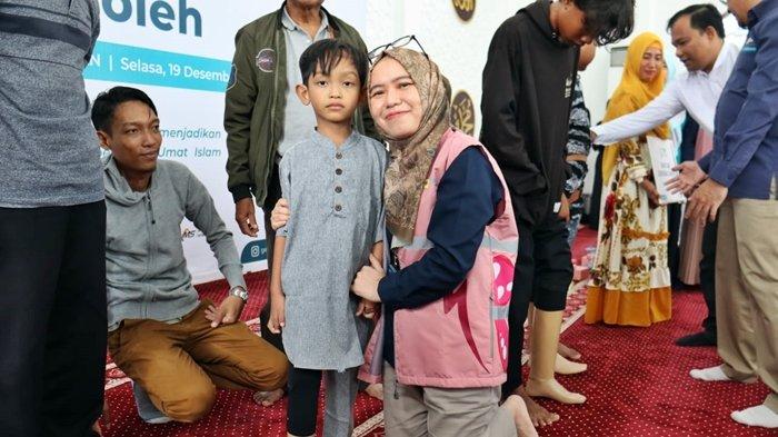 Srikandi PLN UID S2JB menyerahkan bantuan khitanan massal kepada anak-anak dari keluarga prasejahtera.