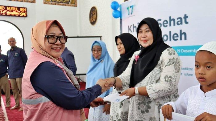 Srikandi PLN UID S2JB menyerahkan bantuan khitanan massal kepada anak-anak dari keluarga prasejahtera.