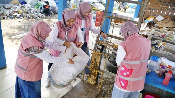 Srikandi PLN bersama Manajemen PLN UID S2JB menggelar gebyar undian hadiah bagi para nasabah Bank Sampah Prabumulih pada Kamis, 9 November 2023, di Taman Wonosari Kota Prabumulih.