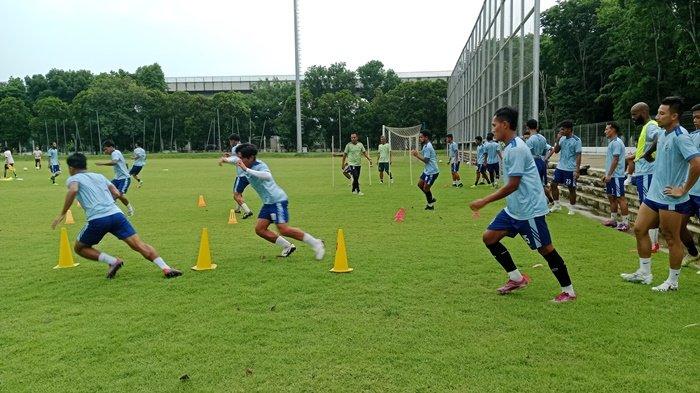 Striker Sriwijaya FC, mendapatkan pelatihan khusus dari pelatih Hendri Susilo, di lapangan Panahan, Jakabaring.