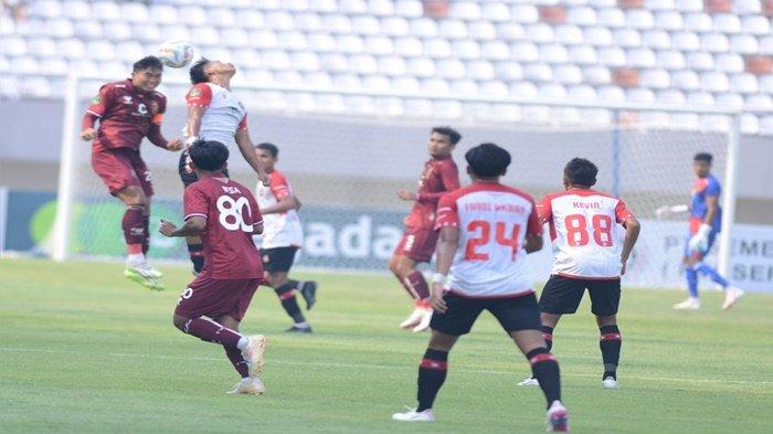 Stoper Herwin Tri Saputra yang menyandang ban kapten berebut menyundul bola dalam penyelamatan di pertahanan Sriwijaya FC. Pada babak pertama menit ke-2 Herwin berhasil mencetak satu gol sehingga skor 1-0 atas Sada Sumut FC laga perdana kompetisi Liga 2 yang berlangsung di Stadion Gelora Sriwijaya Jakabaring, Minggu (10/9/2023)