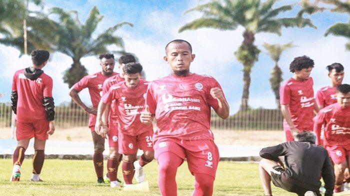 Amirul Mukminin Cs menjalani latihan fisik bersama tim Sriwijaya FC di Stadion Mini Karam Seguguk Tanjung Senai Ogan Ilir, rencananya Laskar Wong Kito akan menjalani tour ke Jakarta awal Agustus 2022 ini.